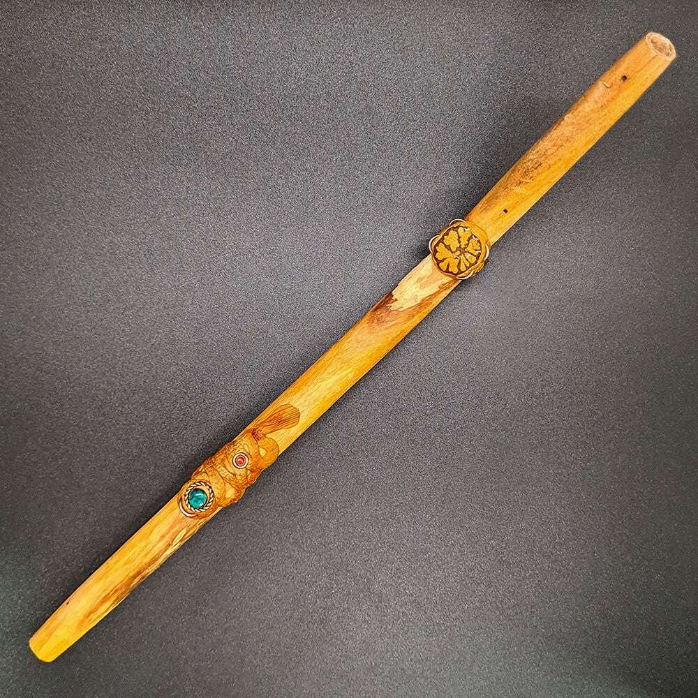 TEPI Instrumentenkunst, handgefertigt aus Palisangre, Pona, Ayahuasca, Palo Santo und Palo Rosa.